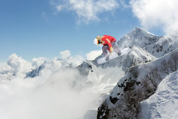 Snowboarder volant en montagne, sport extrême — Photo