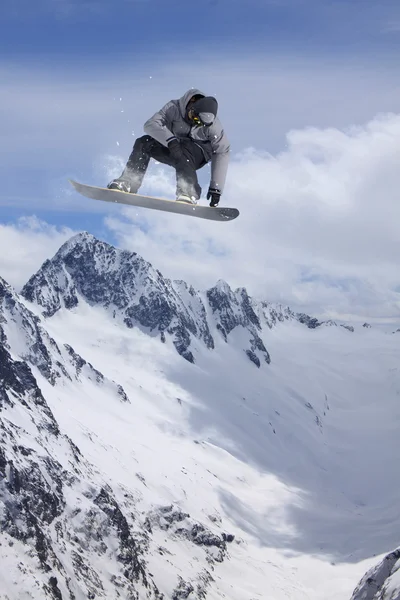 Flygande snowboardåkare på berg, extrem sport — Stockfoto