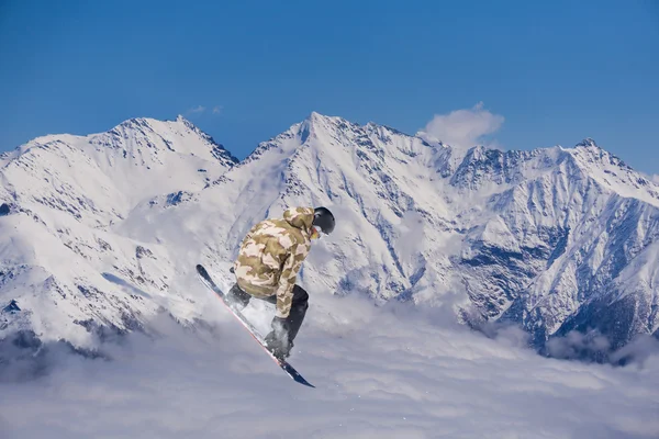 Snowboarder volador en las montañas, deporte extremo —  Fotos de Stock