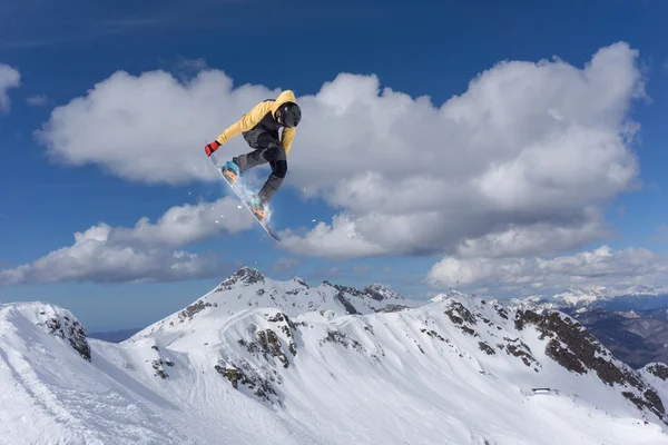 Snowboarder fliegen in den Bergen, Extremsport — Stockfoto