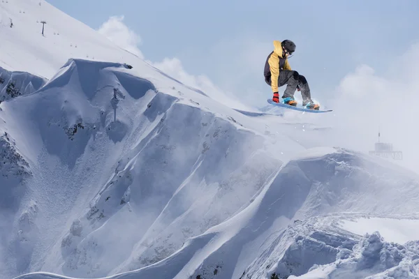 Létající snowboardista na horách, extrémní sport — Stock fotografie