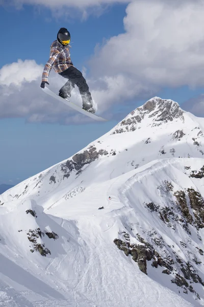 Snowboarder vliegen op bergen, extreme sport — Stockfoto