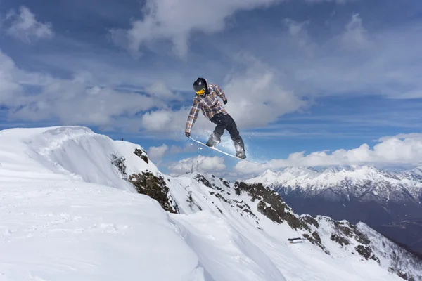 Dağlar, aşırı spor üzerinde uçan snowboarder — Stok fotoğraf