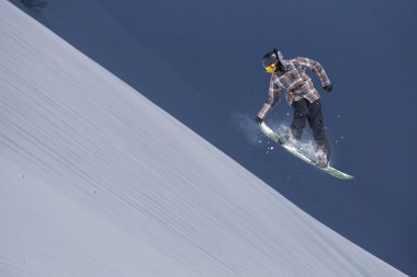 dağlar üzerinde uçan snowboarder