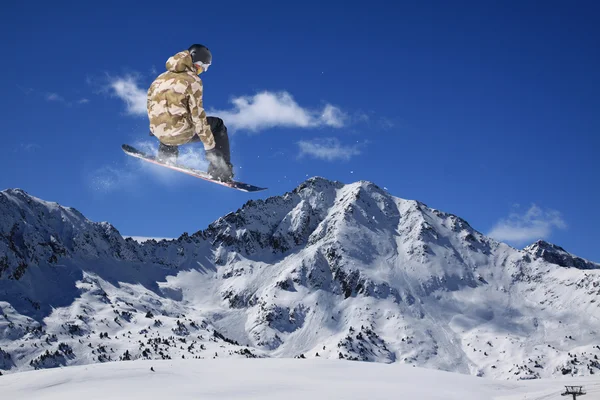 Flygande snowboardåkare på berg — Stockfoto