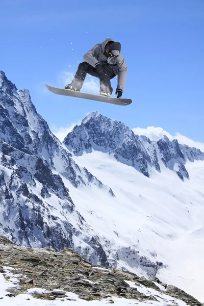 Snowboarder voador em montanhas — Fotografia de Stock