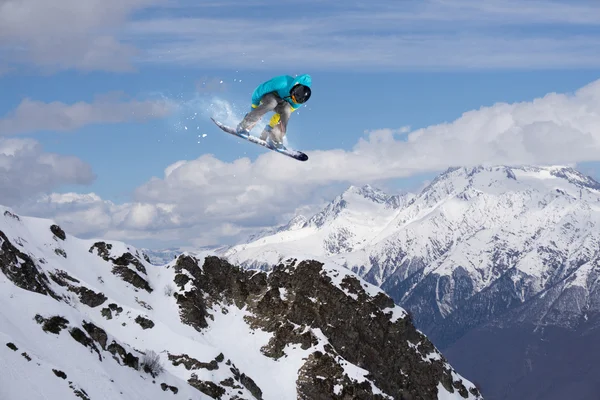 Létající snowboardista na horách — Stock fotografie