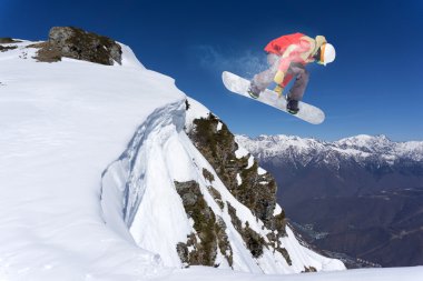 dağlar üzerinde uçan snowboarder