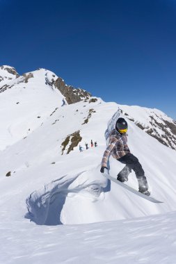 dağlar üzerinde uçan snowboarder