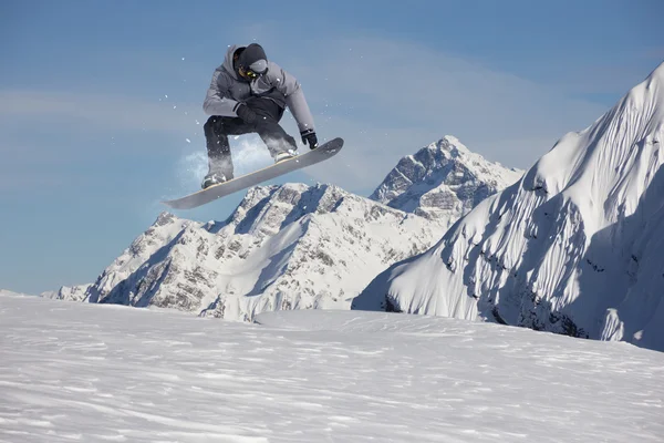 Snowboarder volador en las montañas — Foto de Stock