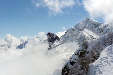 dağlar üzerinde uçan snowboarder