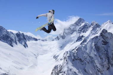 dağlar üzerinde uçan snowboarder