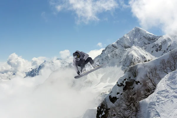 Snowboarder volant sur les montagnes — Photo