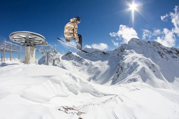 Snowboarder volador en las montañas —  Fotos de Stock