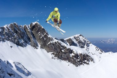 kayakçı dağların, aşırı spor uçan