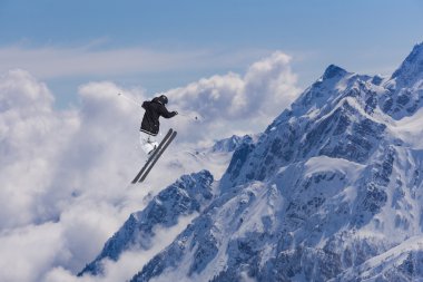 kayakçı dağların, aşırı spor uçan