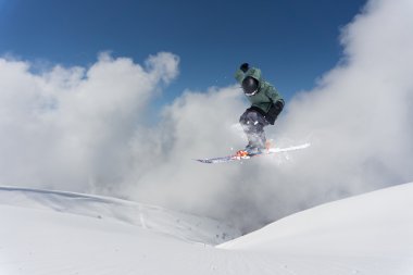 kayakçı dağların, aşırı spor uçan