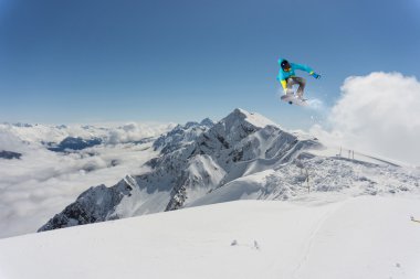 dağlar, aşırı spor üzerinde uçan snowboarder