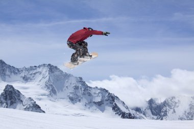 dağlar, aşırı spor üzerinde uçan snowboarder