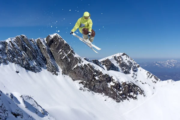 산, 익 스 트림 스포츠에 스키 비행 — 스톡 사진