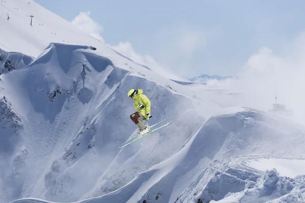 Flygande skidåkare på berg, extrem sport — Stockfoto