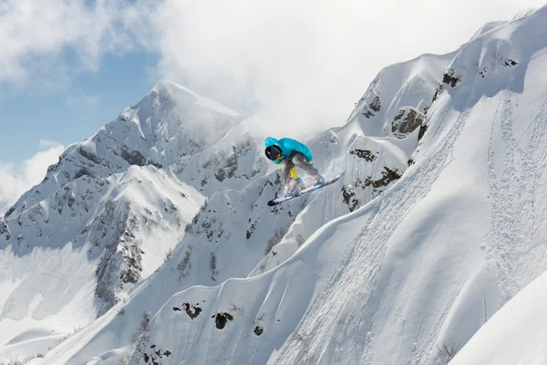 Létající snowboardista na horách, extrémní sport — Stock fotografie