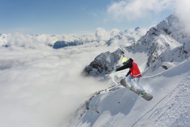 dağlar, aşırı spor üzerinde uçan snowboarder