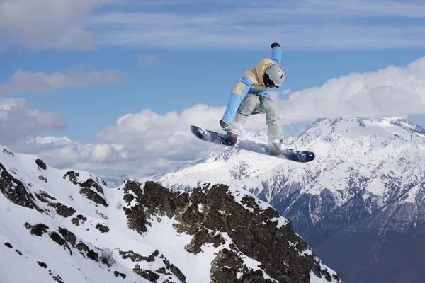 Snowboarder volante in montagna, sport estremi — Foto Stock