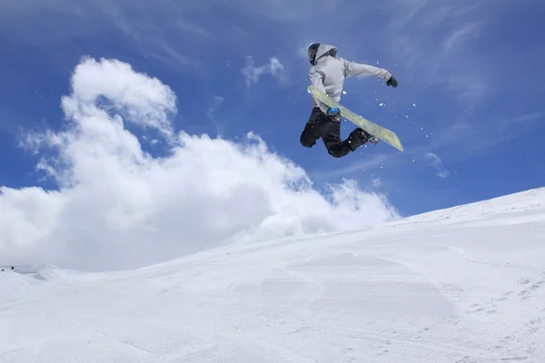 Flygande snowboardåkare på berg, extrem sport — Stockfoto