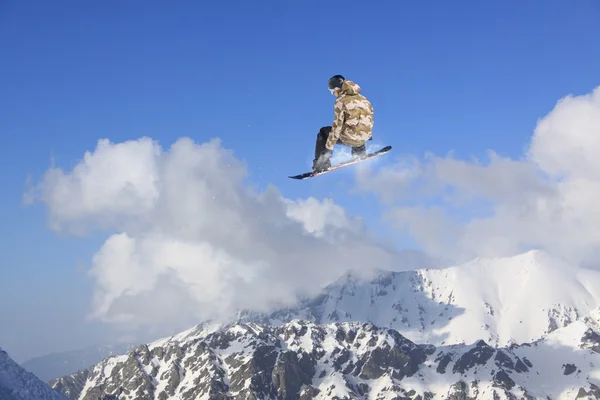 在山上，极端体育飞行滑雪板 — 图库照片