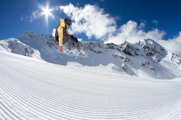 Flying snowboarder on mountains, extreme sport — Stock Photo, Image