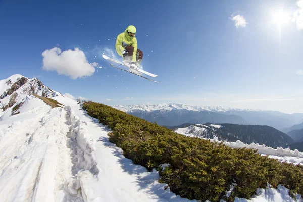 Skiër vliegen op bergen, extreme sport — Stockfoto