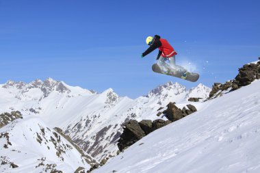 dağlar, aşırı spor üzerinde uçan snowboarder