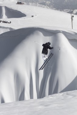 kayakçı dağların, aşırı spor uçan