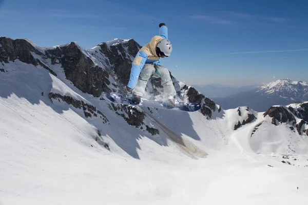 Flygande snowboardåkare på berg, extrem sport — Stockfoto