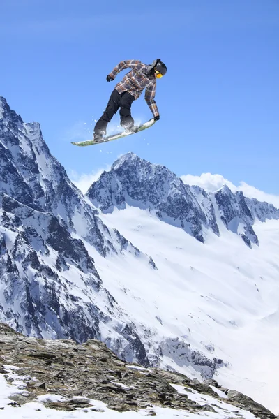 Snowboarder volador en las montañas, deporte extremo — Foto de Stock