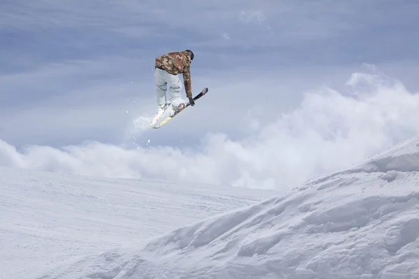 Skiër vliegen op bergen, extreme sport — Stockfoto