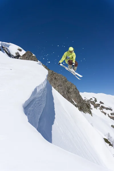 Skieur volant en montagne, sport extrême — Photo