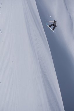 dağlar üzerinde uçan snowboarder