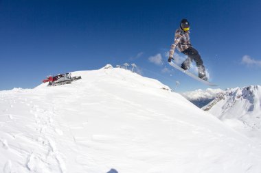 dağlar üzerinde uçan snowboarder