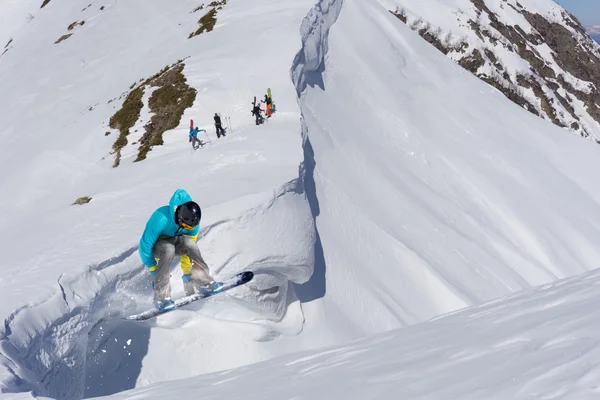 Snowboarder vliegen op bergen — Stockfoto