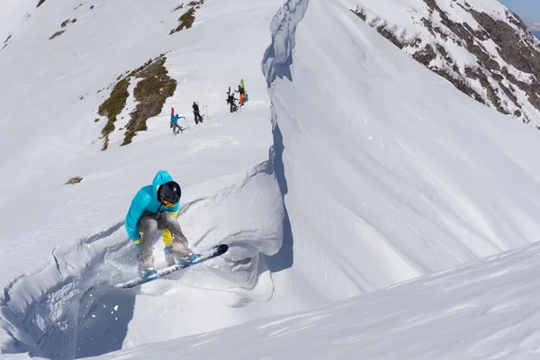 Που φέρουν snowboarder στα βουνά — Φωτογραφία Αρχείου