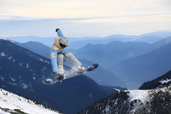 Snowboarder volant sur les montagnes — Photo