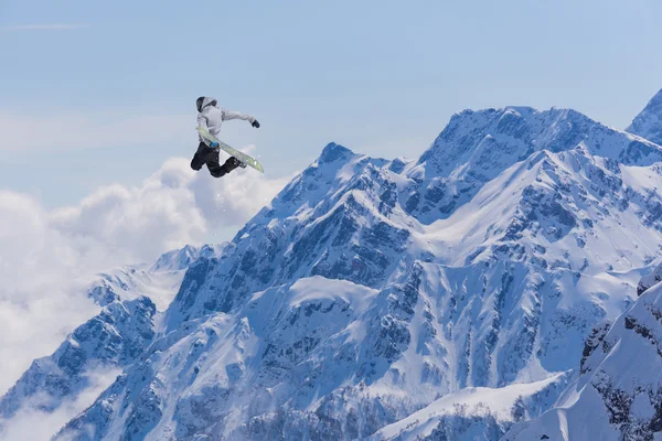 Snowboarder auf den Bergen — Stockfoto