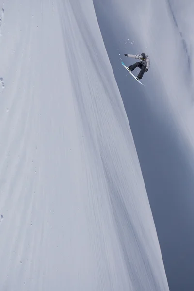 Snowboarder volant sur les montagnes — Photo