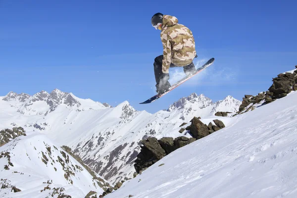 Snowboarder volante sulle montagne — Foto Stock