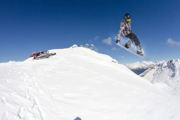 Snowboarder volant sur les montagnes — Photo