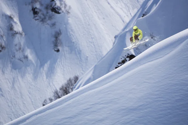 Létající lyžař na horách, extrémní sport — Stock fotografie
