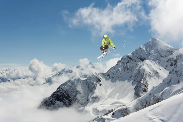 Skieur volant en montagne, sport extrême — Photo