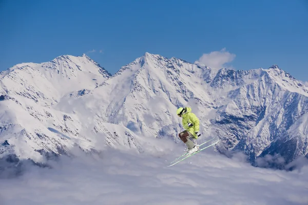 Fliegender Skifahrer in den Bergen, Extremsport — Stockfoto